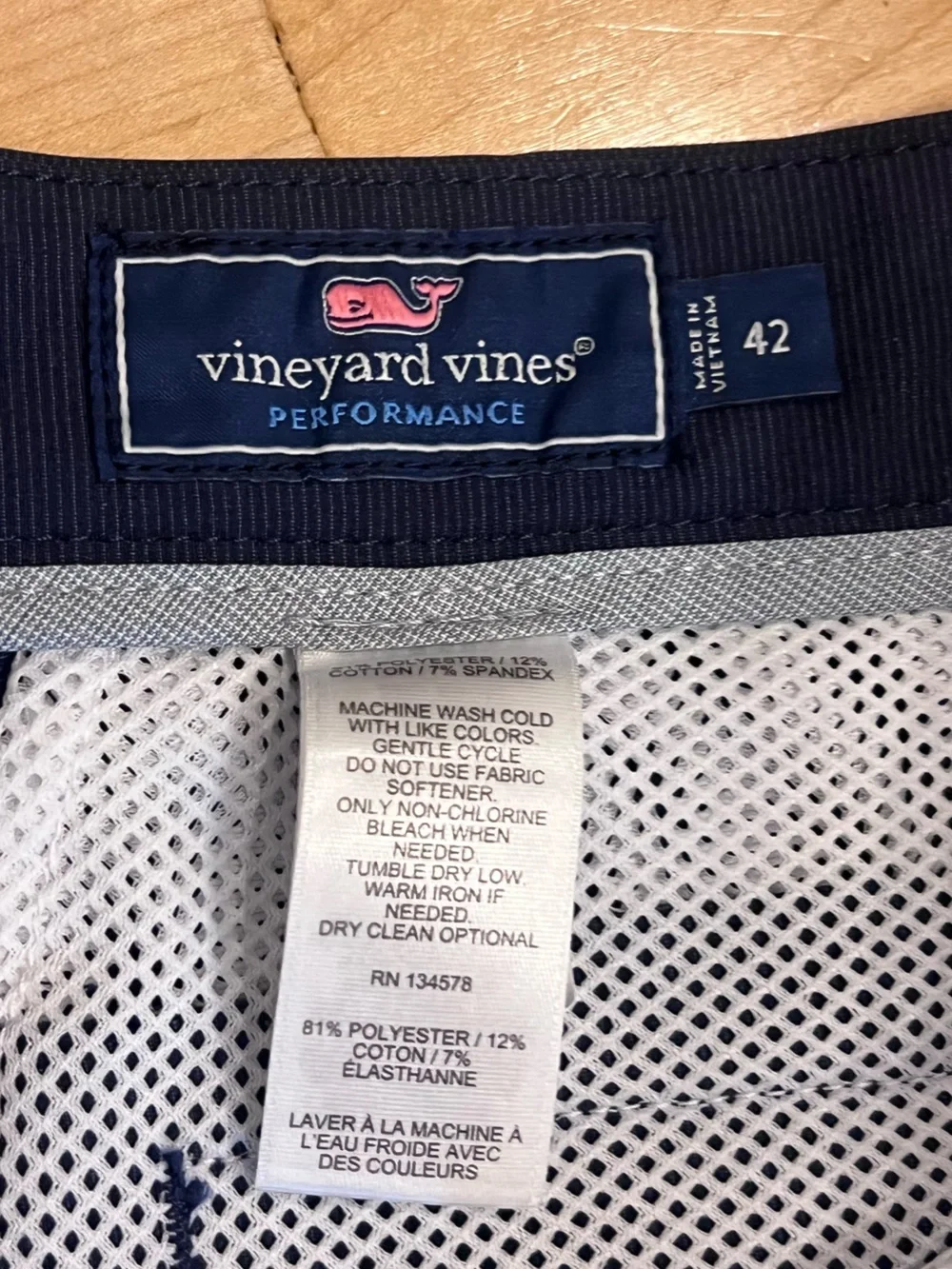 Men's size 42- Vineyard Vines on the go performance shorts - navy